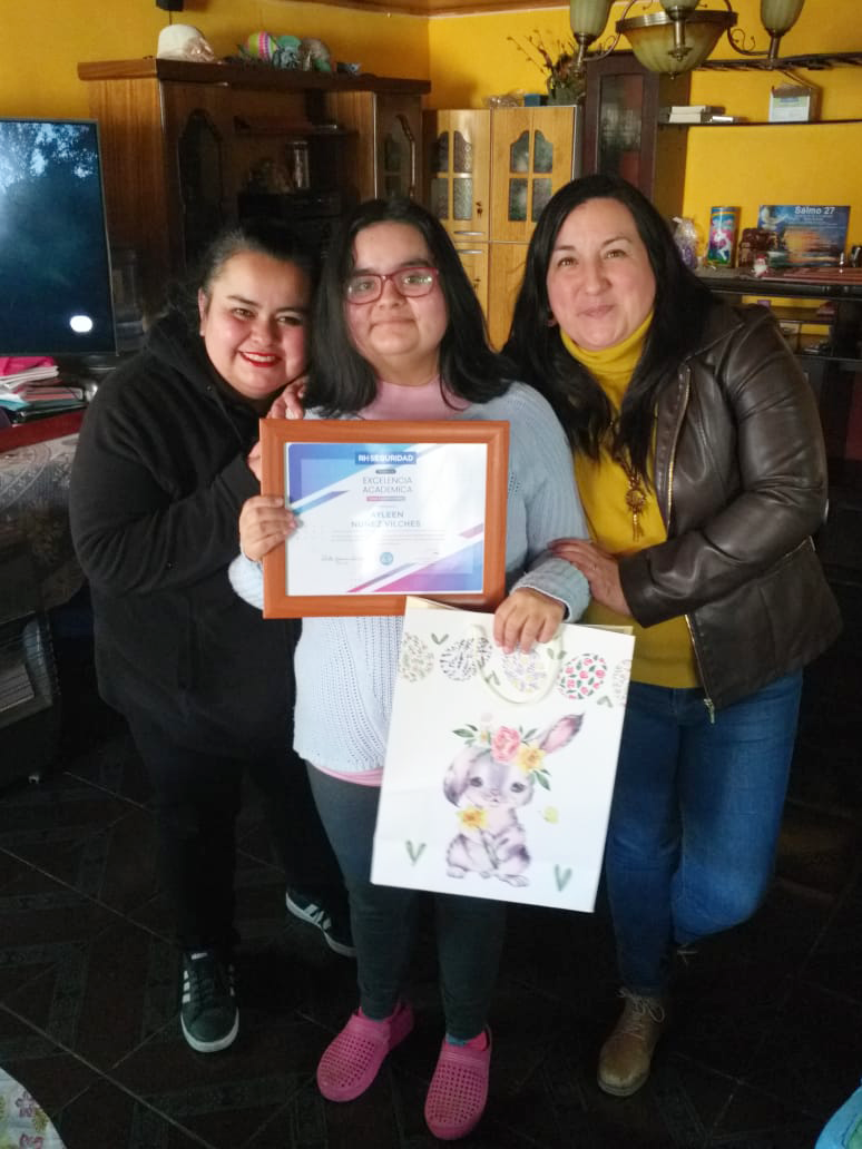 Entregando premio a la excelencia academica 2